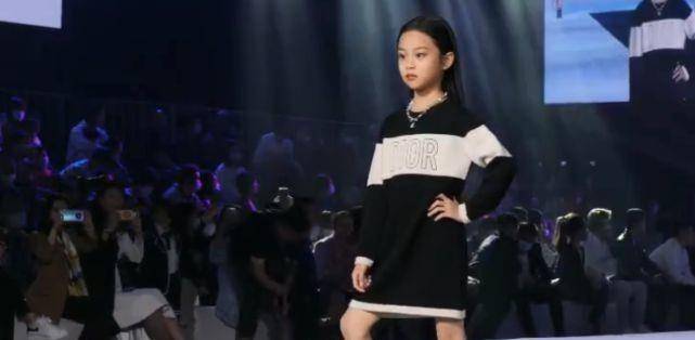 马尾|8岁甜馨真不怕吃苦！扎马步表情挣扎太像贾乃亮，梳高马尾飒气十足