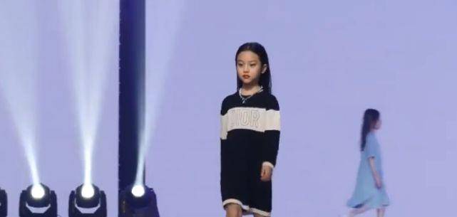 身材|7岁甜馨首登T台秀变超模！头戴皇冠竟不嫌重，稳健台风太有国际范