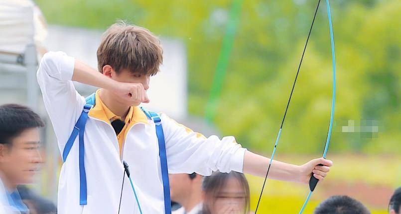 看点|《极限挑战》校服路透,杨超越甜美可爱,张彬彬不演校园剧可惜