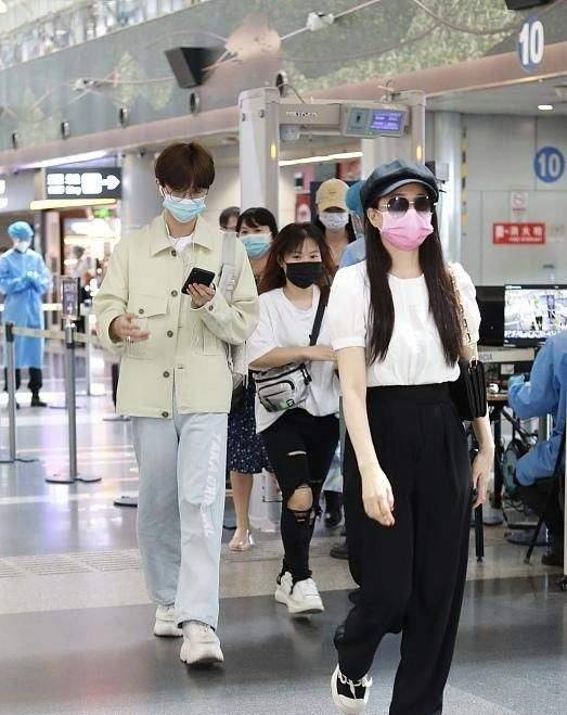 庾澄庆|伊能静儿子二次走机场,1米8身高还穿增高鞋,打扮阳光超像庾澄庆