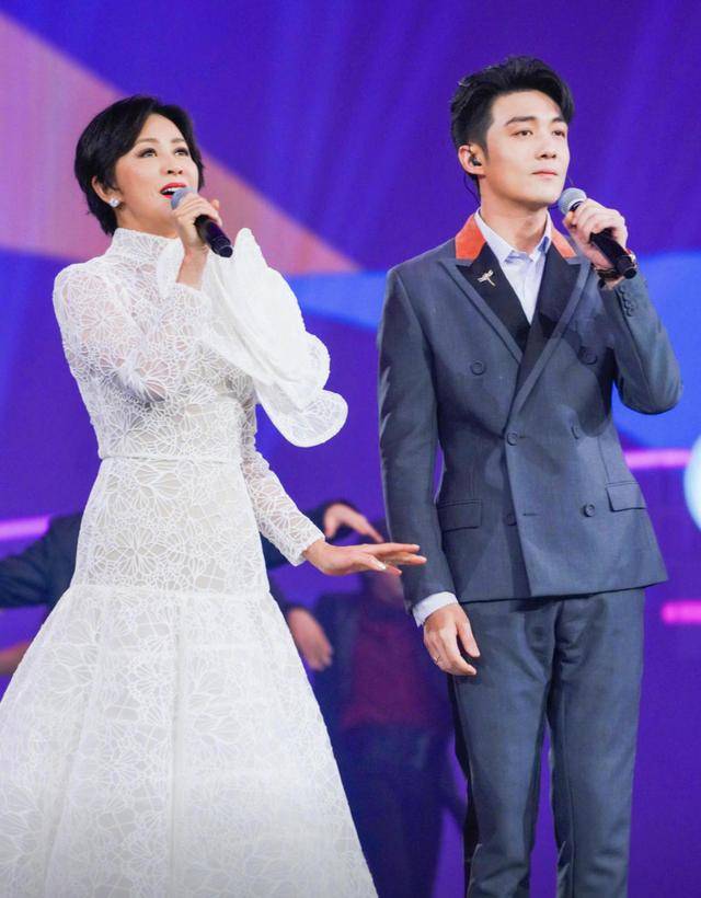 皮质|刘嘉玲气场开挂，皮外套配亮片连体装暴露“假胯宽”也不尴尬