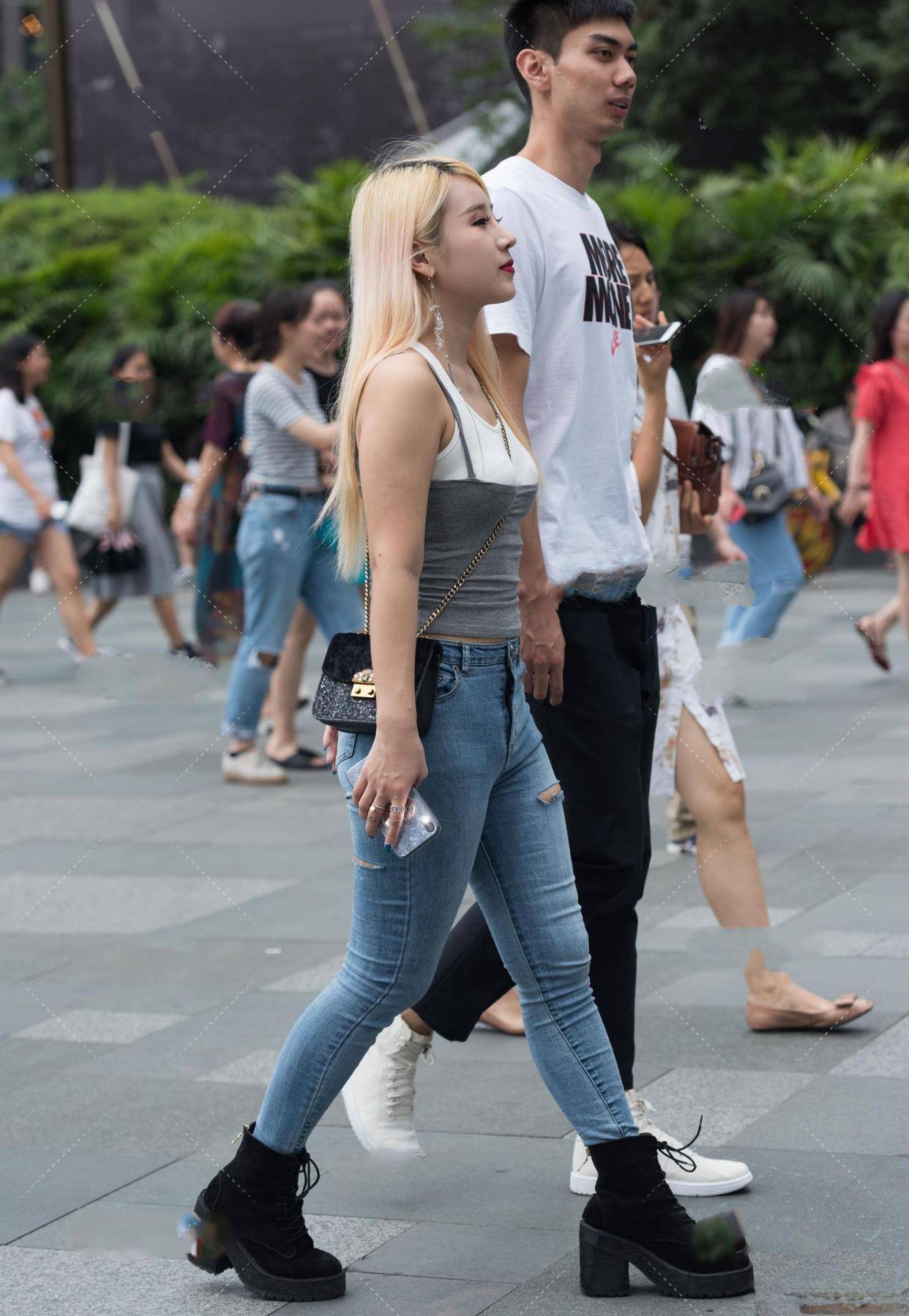 腰围|牛仔配白衬衫，搭配十分漂亮，修身养性