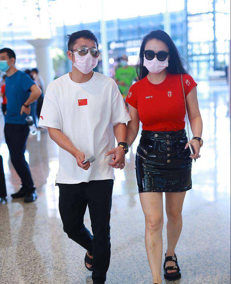 冉莹颖|冉莹颖身材像P的，“葫芦”曲线凹凸明显，肉感十足也不显壮