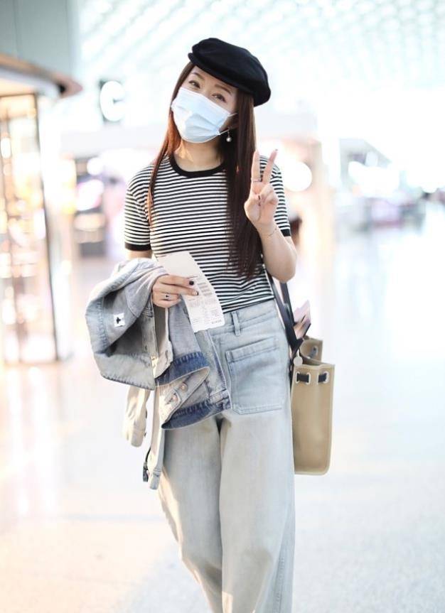 服装|杨钰莹半百年纪还是那么甜，穿衣朴素却不显老，嫩的跟小女孩一样