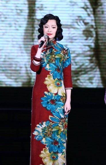 嫦娥|颜丹晨不愧是“最美嫦娥”,鹅蛋脸符合传统审美,穿旗袍更显端庄