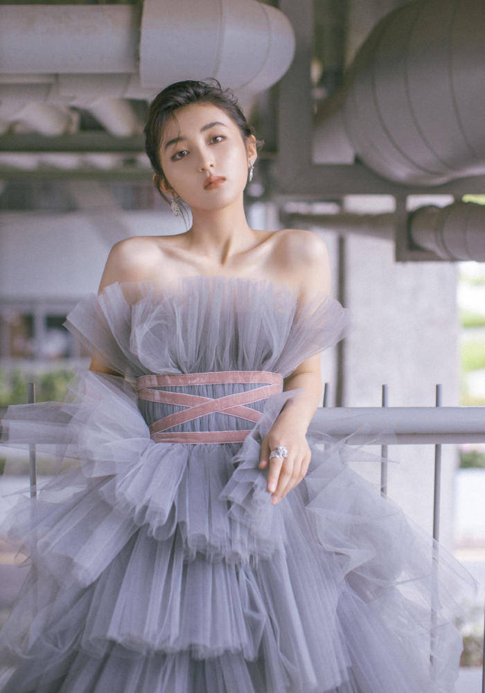 质感|张子枫穿抹胸蛋糕纱裙气质优雅,高级感扑面而来!