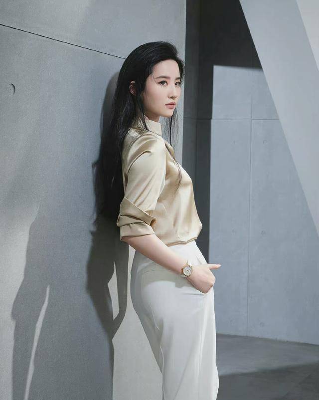 身材|刘亦菲再次上演“天仙攻”，衬衫温婉可人，西装裤帅酷霸气