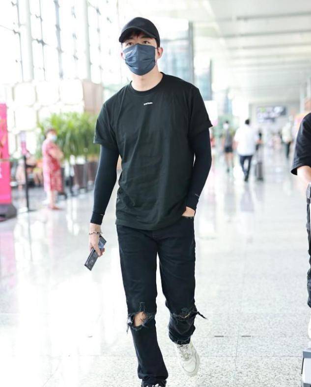 个性|俞灏明眉眼看不出年龄，T恤配紧身打底，身形显得有点单薄