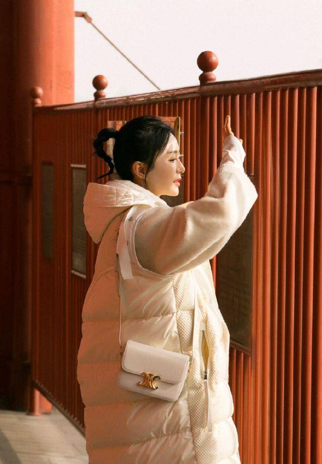 马甲|秦岚优雅到骨子里了，白色羽绒马甲内搭连衣裙优雅温柔，甜美精致