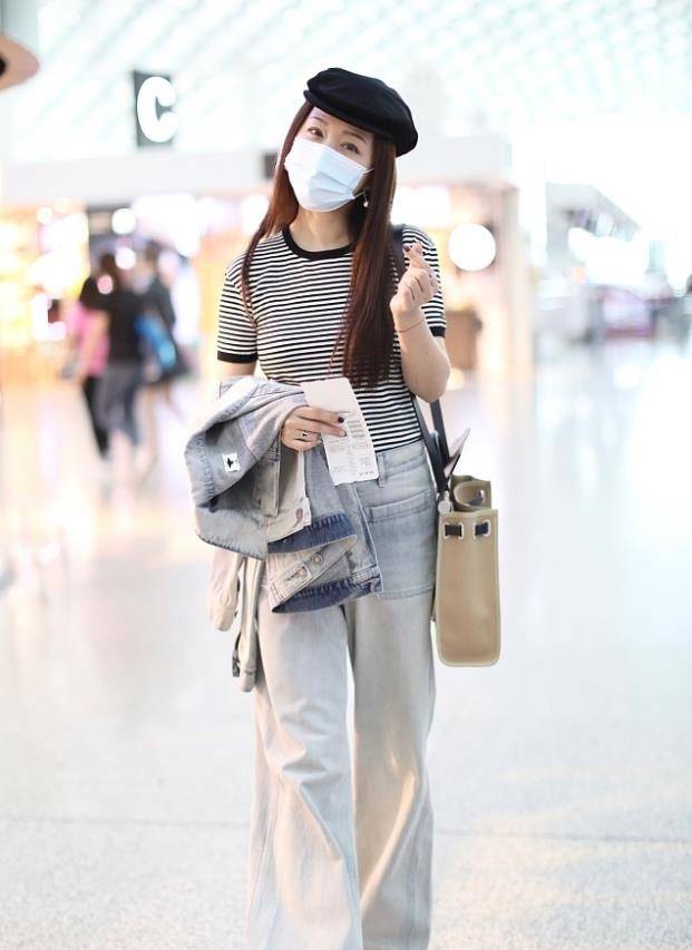 服装|杨钰莹半百年纪还是那么甜，穿衣朴素却不显老，嫩的跟小女孩一样