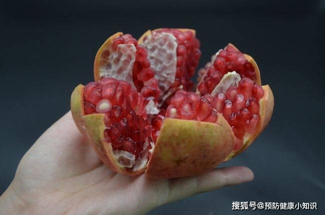 眼睛|爱放屁只因肝脏有问题?少吃2类食物,坚持2个习惯,肝慢慢变好