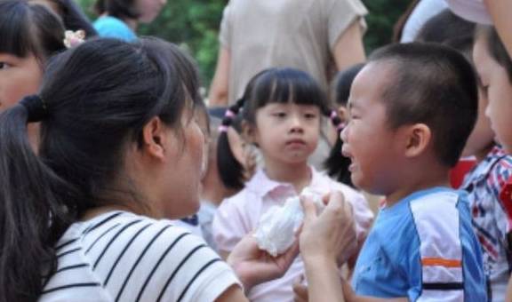 因为|宝宝是否接受幼儿园，不哭闹并非唯一指标，还得看这三点