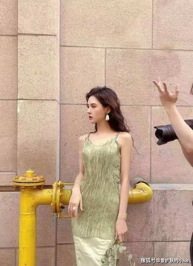 黑色|“王思聪最美前女友”张予曦，86斤穿连体裤好宽松，生图细腿抢镜