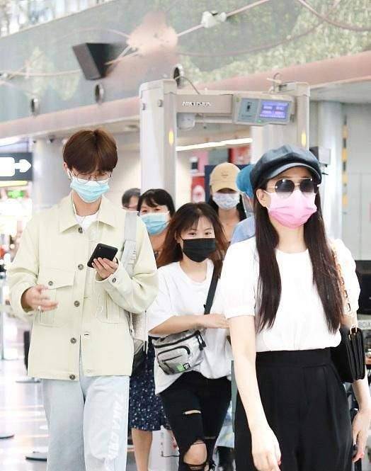 庾澄庆|伊能静儿子二次走机场,1米8身高还穿增高鞋,打扮阳光超像庾澄庆