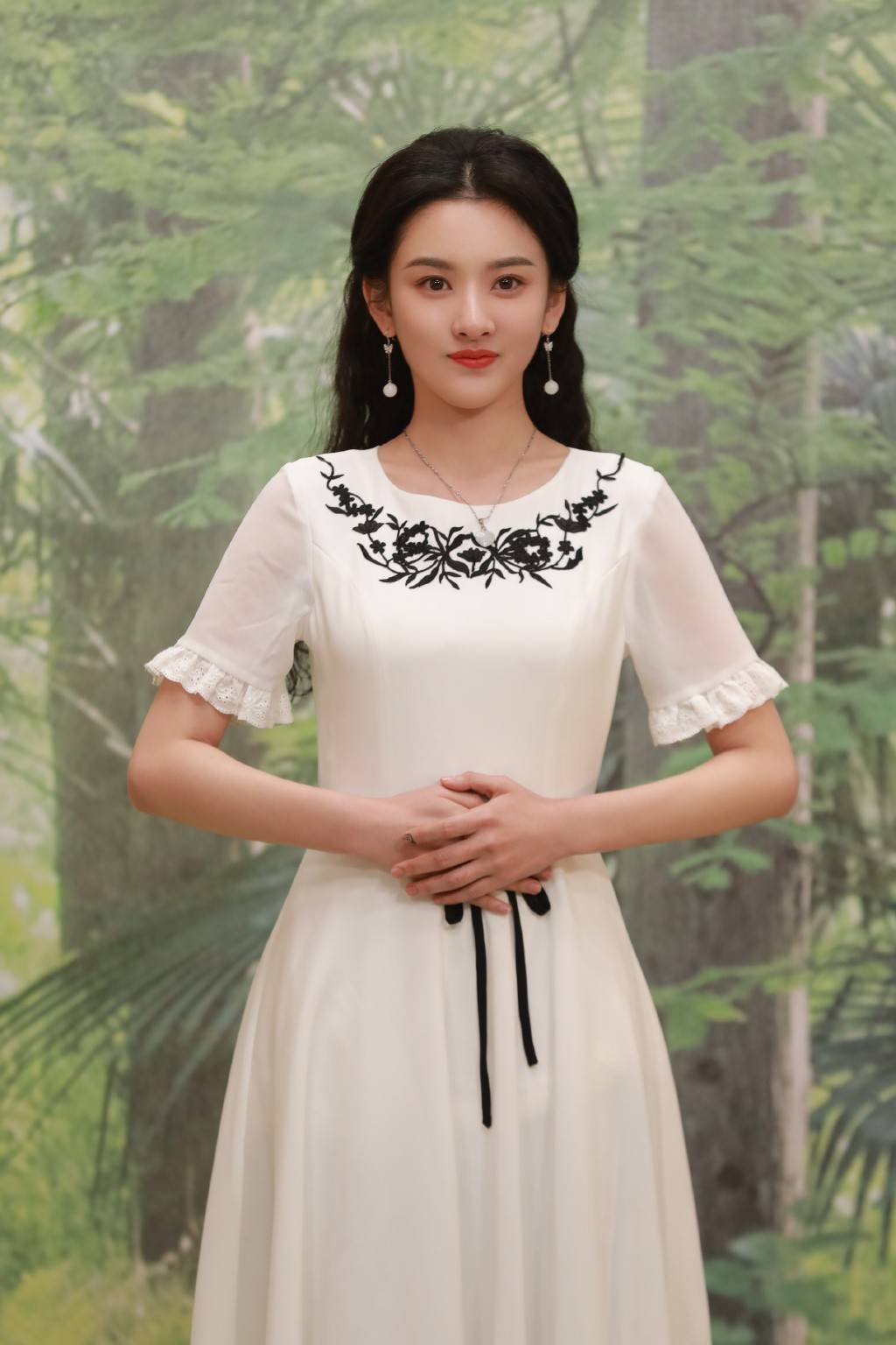 长度|宋祖儿穿复古裙致敬“乔四美”，腰间挂一根黑绳提升腰线，显腿长