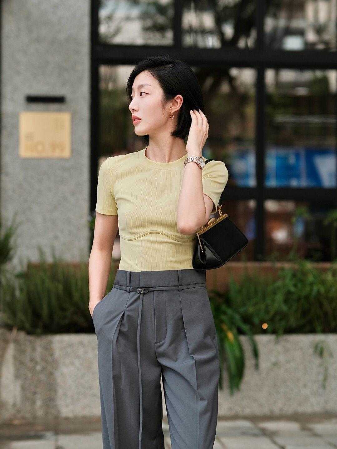 高跟鞋|小个子女生就该这样穿，短袖T恤搭配高腰阔腿裤，显高还显瘦