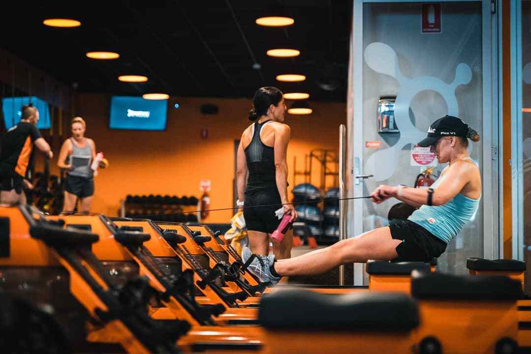 原创健身房里有氧减脂别再排队等跑步了试试被低估的划船机