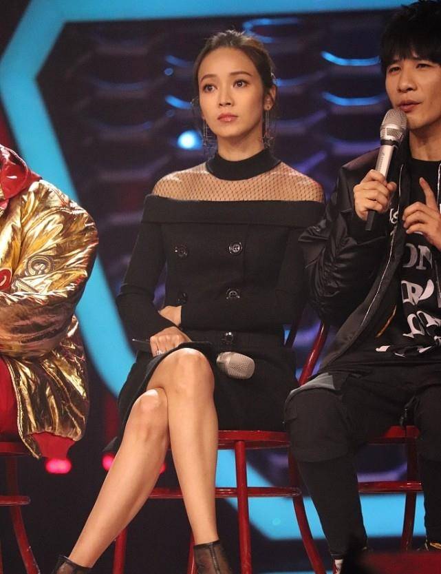 高跟鞋|侯佩岑的气质好独特，穿黑裙温柔好高级，一直很有少女感