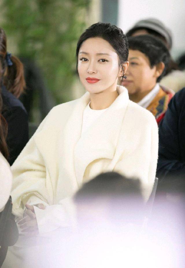 马甲|秦岚优雅到骨子里了,白色羽绒马甲内搭连衣裙优雅温柔,甜美精致