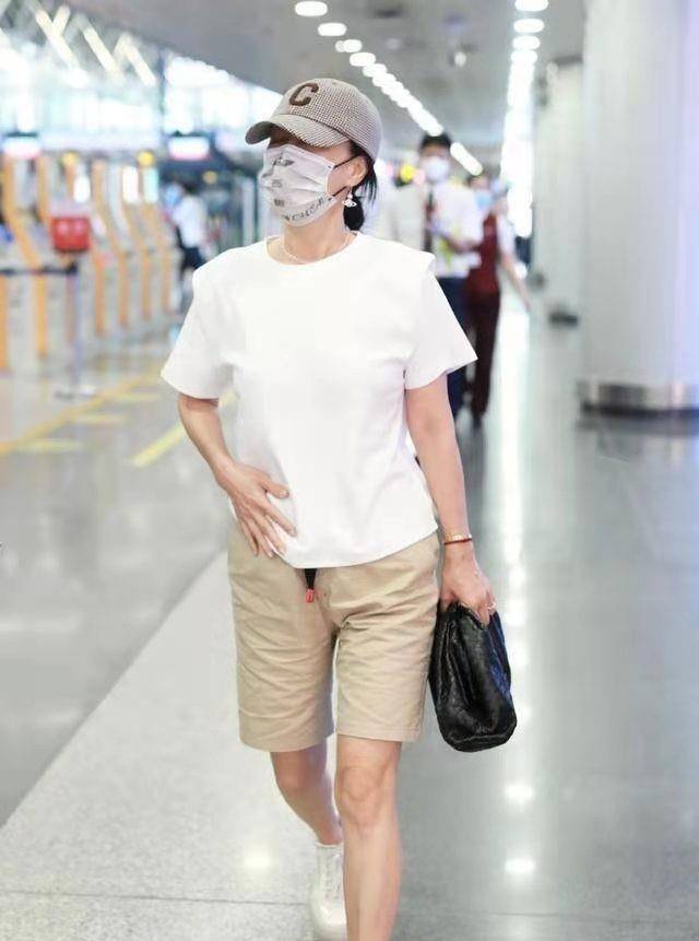 明度|女人过了五十岁，多穿T恤配短裤！学学那英这样打扮，大气又减龄