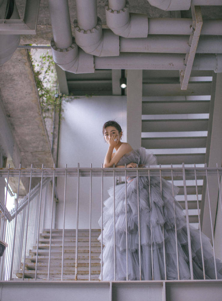 质感|张子枫穿抹胸蛋糕纱裙气质优雅,高级感扑面而来!