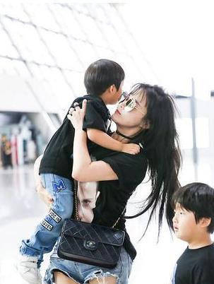冉莹颖|冉莹颖真是拼,穿12厘米高跟还单手抱娃,搭T恤牛仔短裤仍显年轻!
