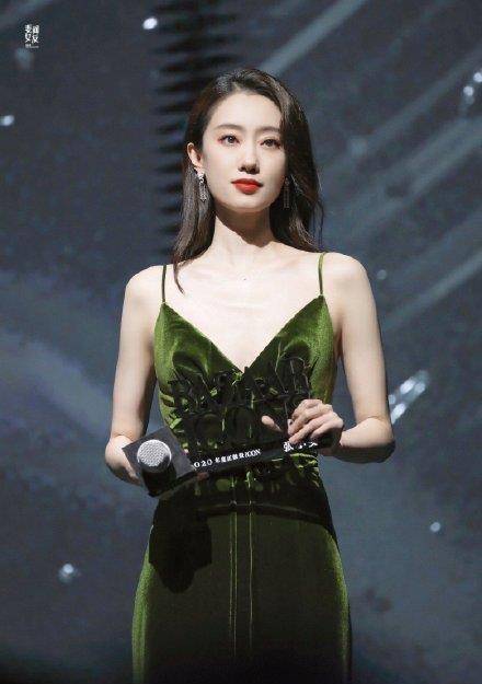 黑色|又是红毯！杨采钰又仙又欲，斐妈吊带撩人，赵丽颖过时裙惊艳全场