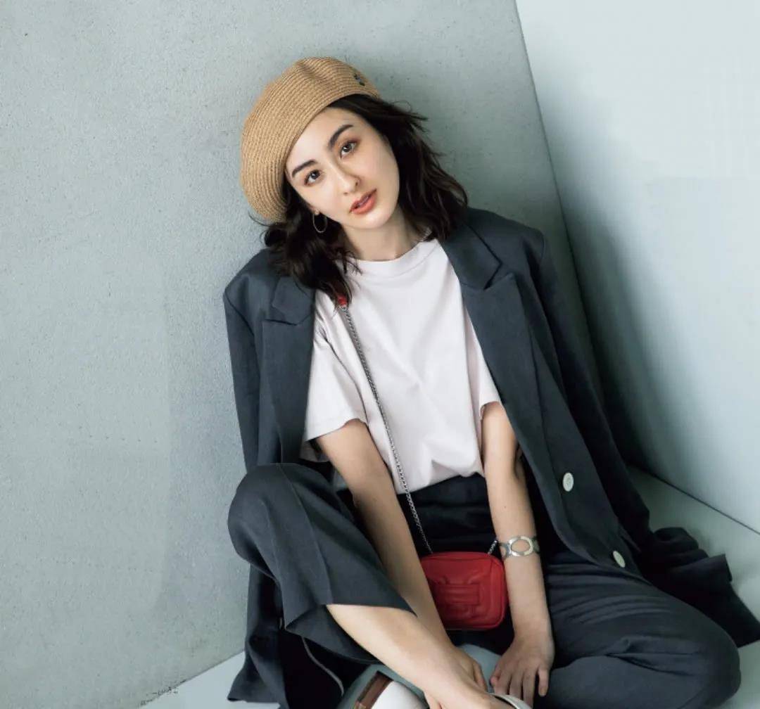 都爱|今年的鞋跟流行“穿短不穿长”,穿着舒适还显个高,难怪50+都爱