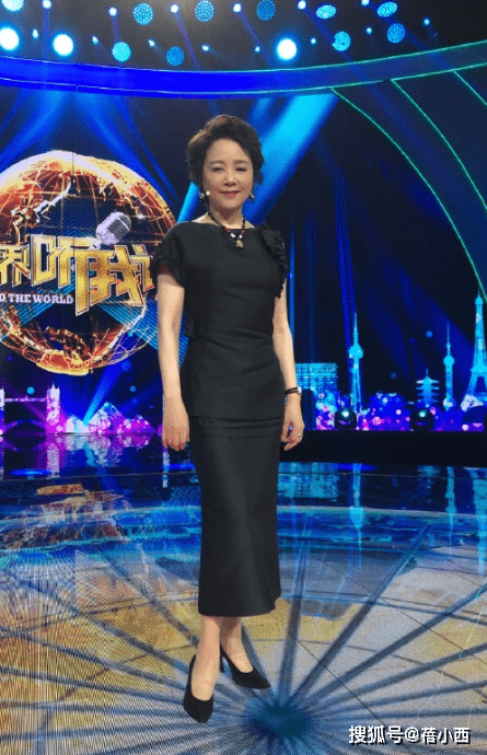 模板|“张瑜”真是中老年穿搭模板，穿西装配一条丝巾，气质高级又优雅