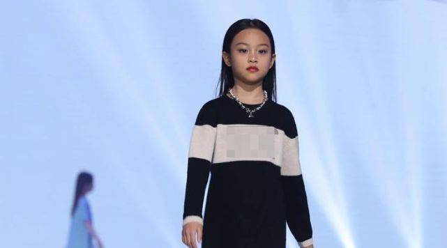 身材|7岁甜馨首登T台秀变超模！头戴皇冠竟不嫌重，稳健台风太有国际范