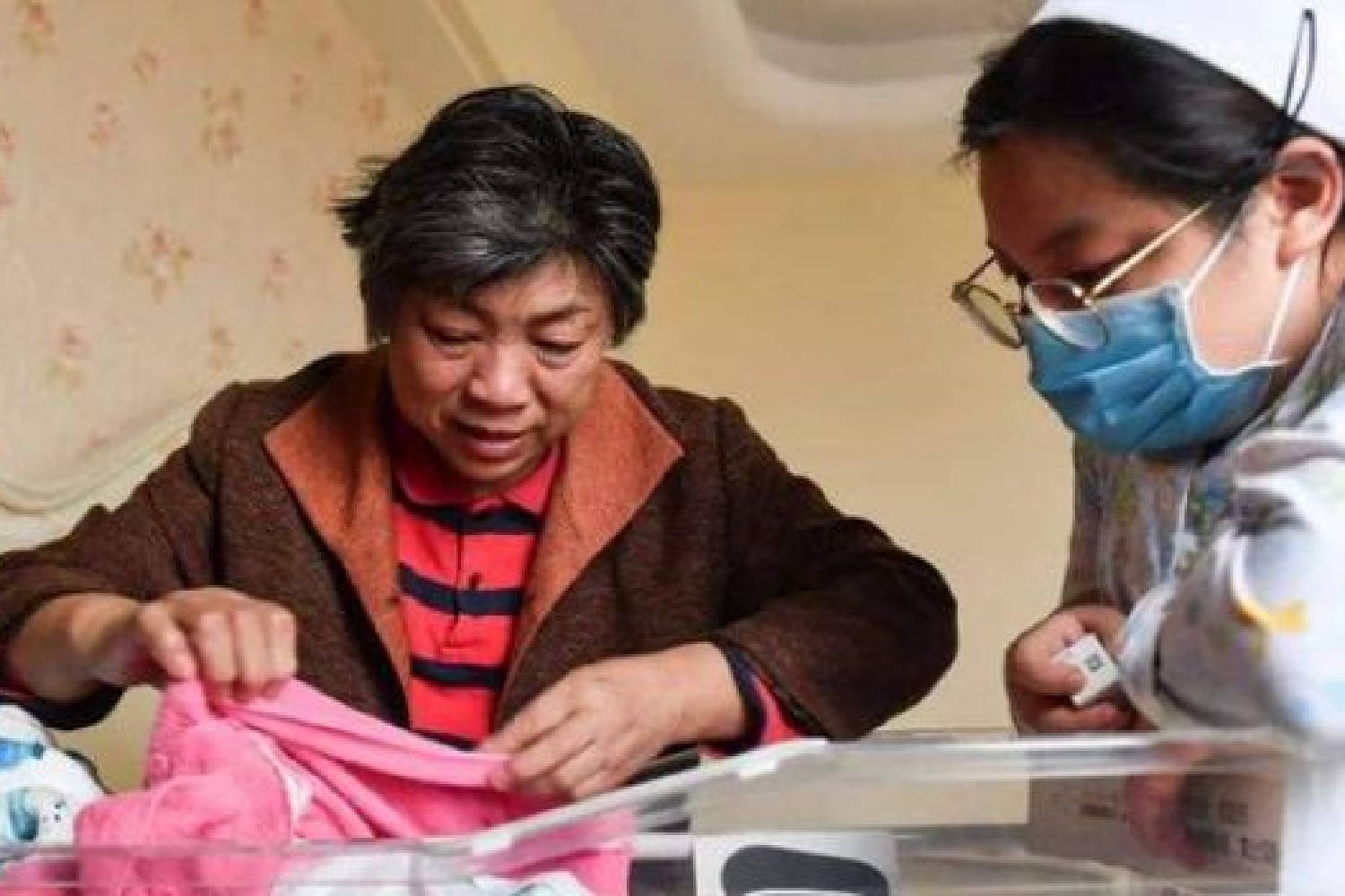 生命|因女儿长大太空虚，53岁妈妈做试管生二胎，生育之事岂能“玩玩”