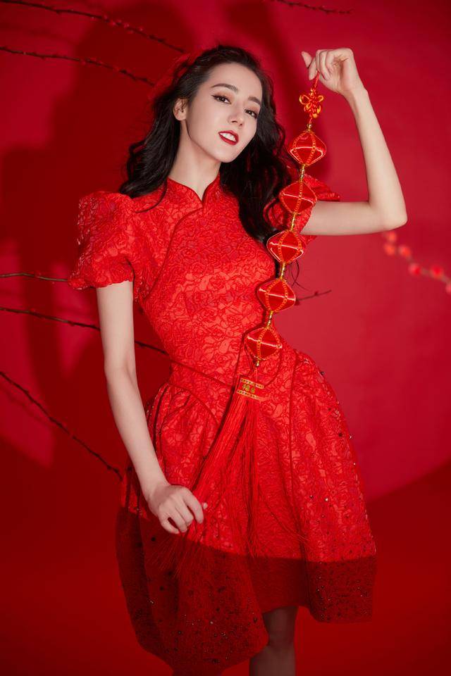 迪丽热巴|迪丽热巴春晚造型俏皮和可爱，红色连衣裙张扬高调，让人眼前一亮