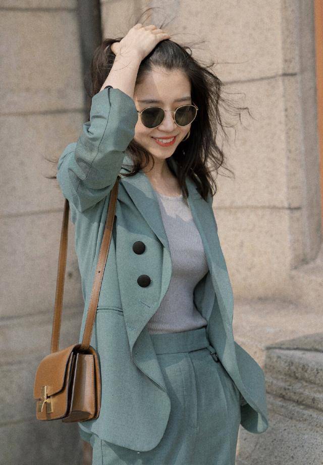 黑色|三木的初秋搭配时髦舒适，薄荷绿西装搭配方跟高跟鞋，高级又优雅