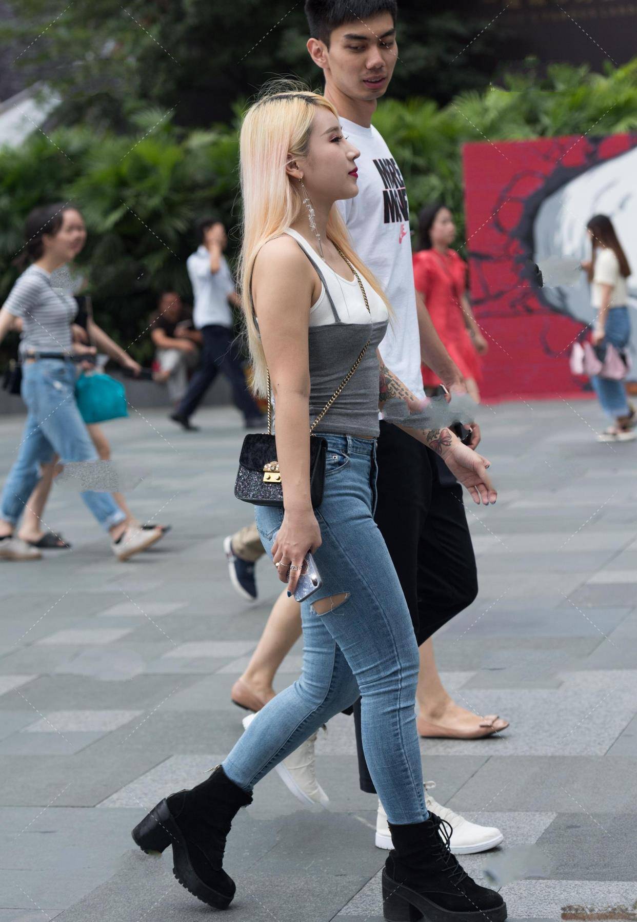 腰围|牛仔配白衬衫，搭配十分漂亮，修身养性