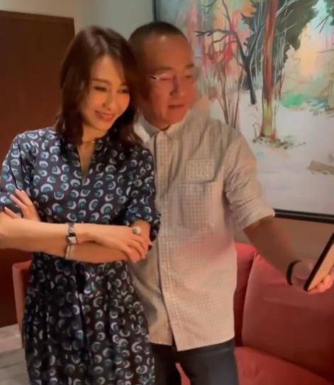 黎姿|49岁黎姿和林保怡自拍，两人笑容灿烂，黎姿依旧甜美有少女感