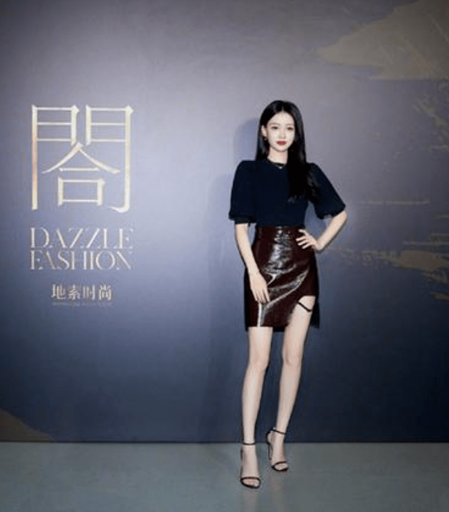 黑色|孙怡的细腰长腿无敌了！泡泡袖上衣搭配黑色皮质短裙，俏皮洋气