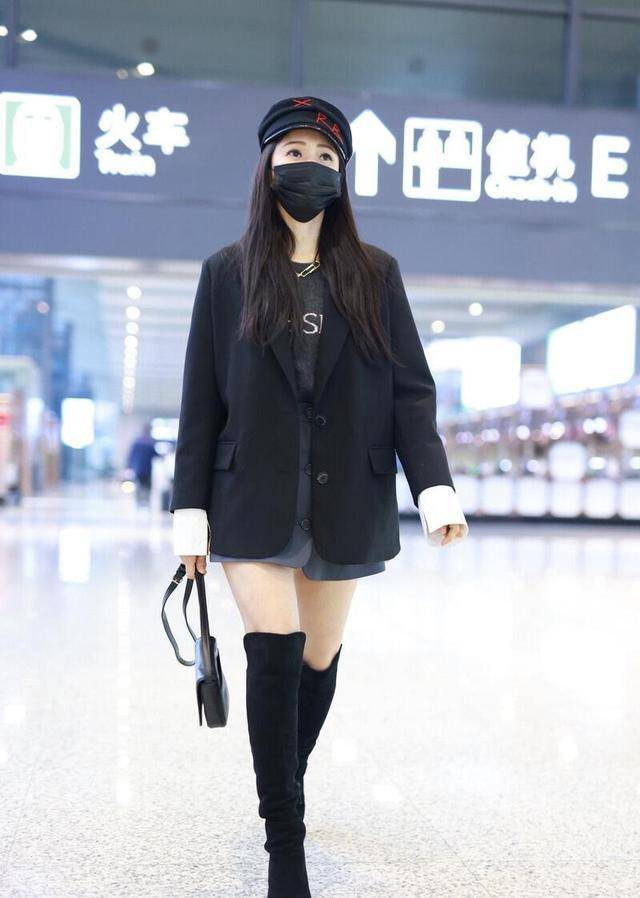 设计|伊能静的“少女感”太强,西装配半身裙简约利落,甜美温柔真有范