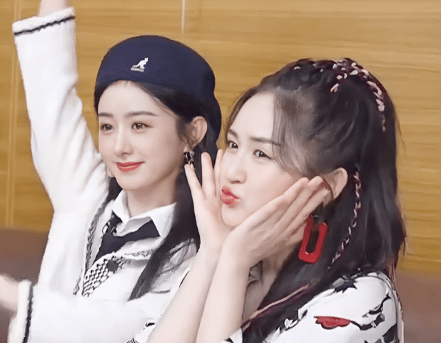 合体|谢娜张杰罕见合体,两人接双胞胎女儿放学,一家四口温馨幸福!