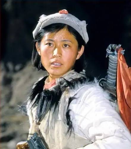 她是红军中的"穆桂英",曾被倪萍演绎,病榻上还记得自己用双枪