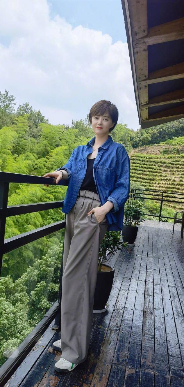 长发|蒋欣这次真逆袭了！罕见留长发撞脸杨幂，彻底告别时尚绝缘体气质