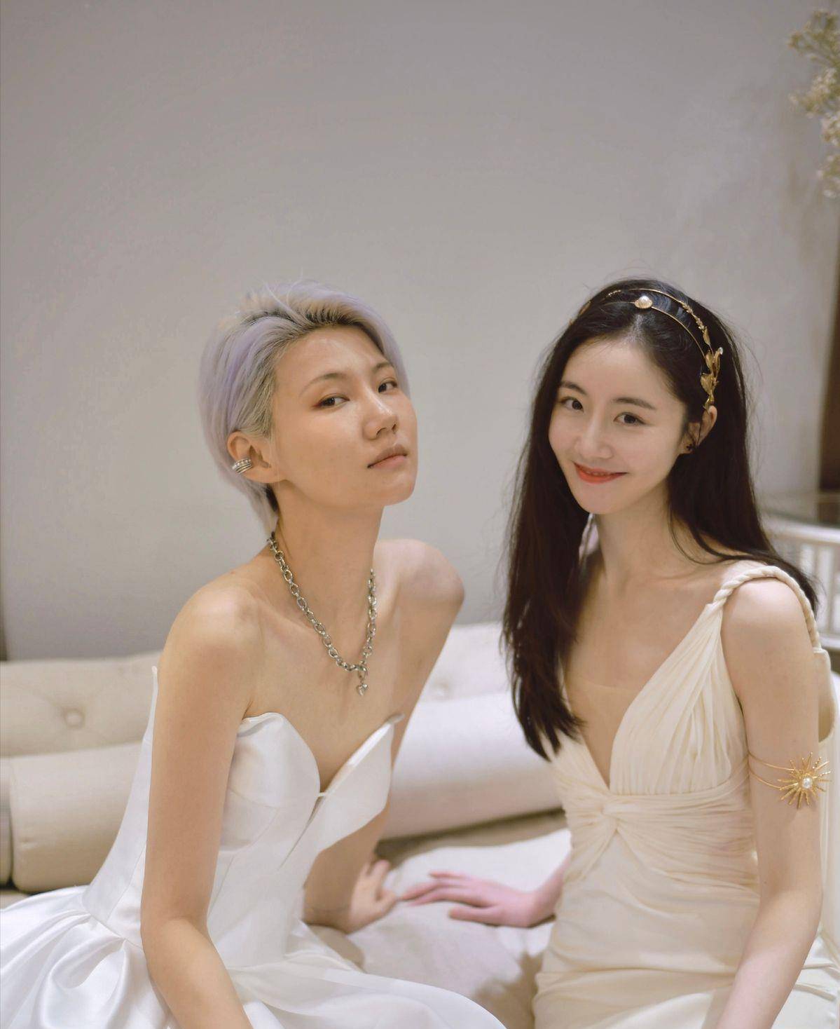 魅力|陈露与王萌同框，一个甜美可爱，一个下身“扮失踪”，都挺有魅力
