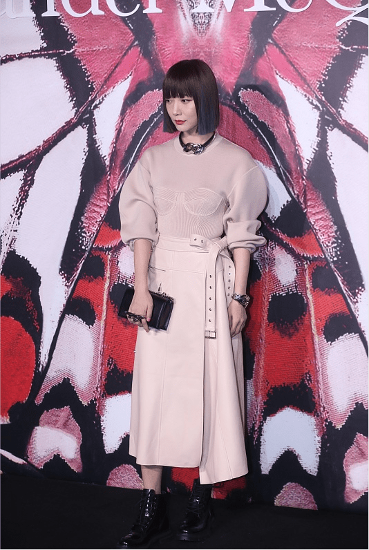 都能|王珞丹这衣服真挺显壮的，可配上修身裙好有韵味，脏粉色真适合她