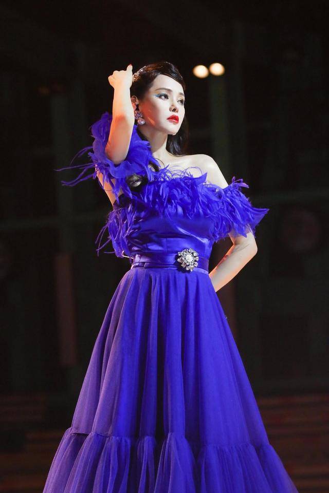 设计|伊能静的“少女感”太强,西装配半身裙简约利落,甜美温柔真有范