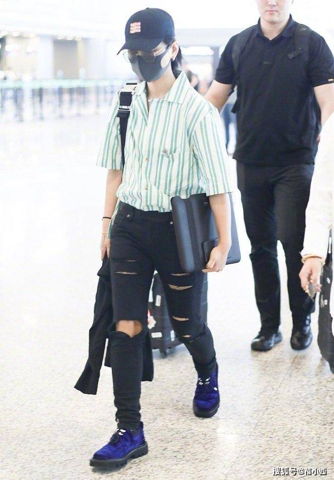 摩卡|佘诗曼换了摩卡波波头，减龄至少20岁，穿条纹衬衫配短裤时髦洋气