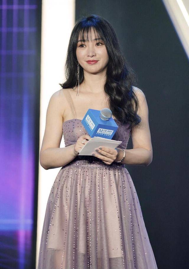 身材|柳岩不愧是“尤物女神”,穿一袭吊带连衣裙妩媚动人,性感精致