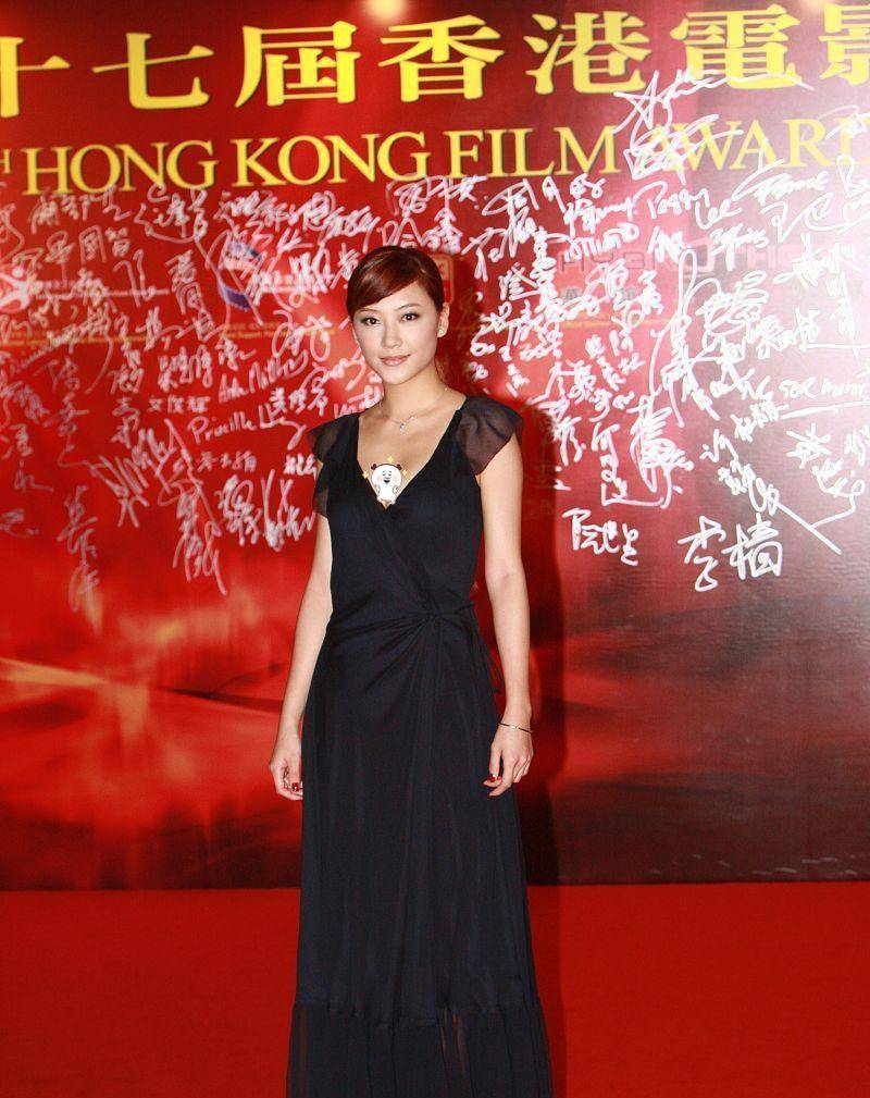 元素|应采儿的衣品不服不行,穿V领裙领子开到腰,二八分的比例挺标致