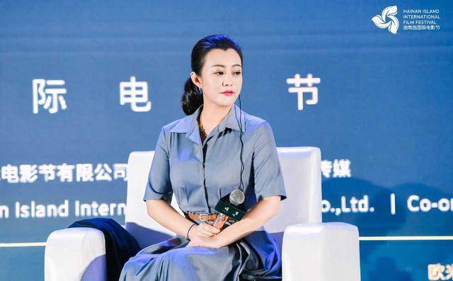 郝蕾|郝蕾的“肉肉身材”刚刚好，西装配百褶裙优雅温柔，熟女范十足