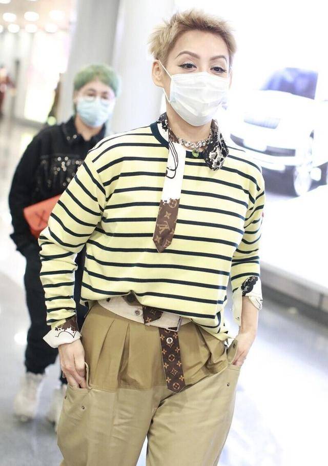卫衣|宁静的“女王”气场太强,穿条纹卫衣配工装裤利落潇洒,桀骜不驯