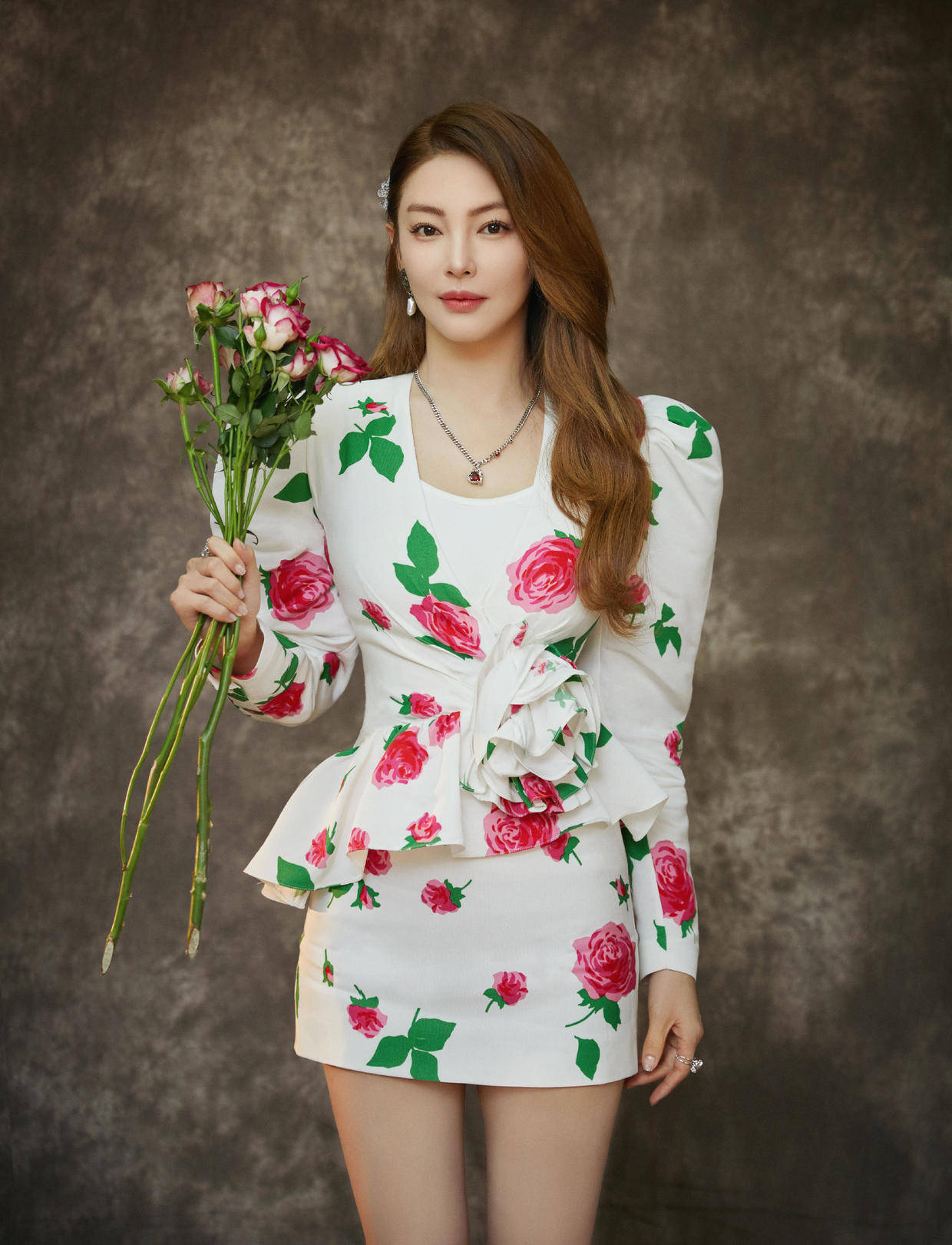 张雨绮大胆又时髦,穿露肩连衣裙配荧光橙高跟鞋,细节处理满分!