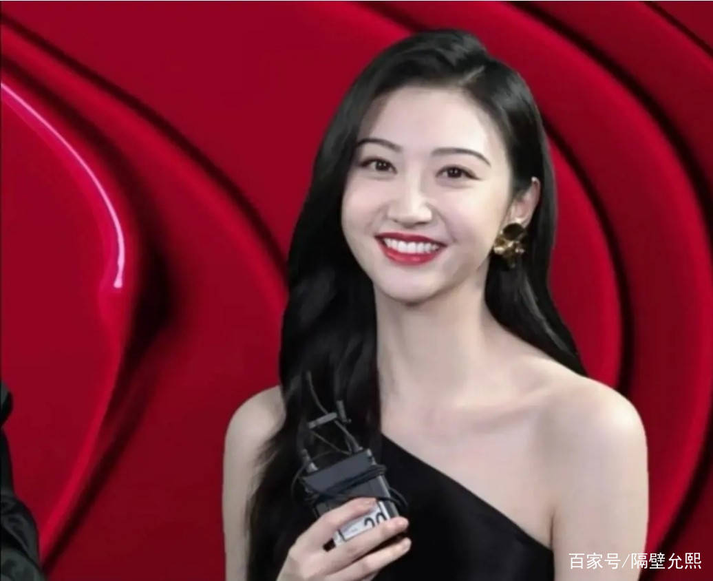 黑色|景甜的颜值真是逆天，穿一袭黑裙闪亮登场，生图比精修还要美